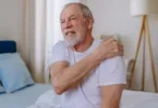 A rheumatologist explains the initial symptom of arthritis that may manifest in the morning